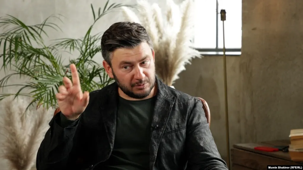 Роман Дмитрия Глуховского поднимает вопросы конформизма, бюрократии и роли граждан во время конфликта, вызывая раскол во мнениях читателей.