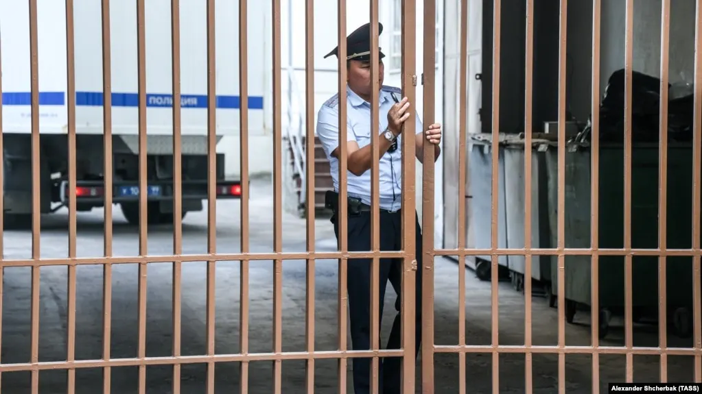 Чертановский районный суд Москвы вынес пять лет лишения свободы аспиранту за два комментария под постом в соцсетях, связанных с обсуждением войны и события вокруг дамбы Каховской ГЭС.