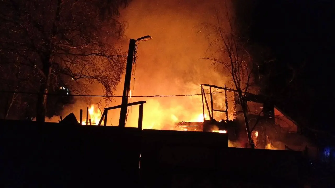 Дым видно в районе спортивного комплекса «Арена Мытищи», здание полностью охвачено огнем.
