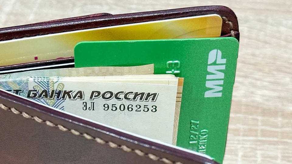 В третьем квартале россияне снизили зарплатные ожидания, разброс по регионам и профессиям сохраняется; рынок труда переходит в новую фазу.