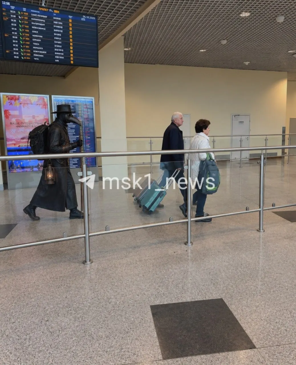 Пассажиры рейса из Иркутской области прилетели в Москву; на борту не проводили температурный скрининг, однако заметили одного необычного пассажира.