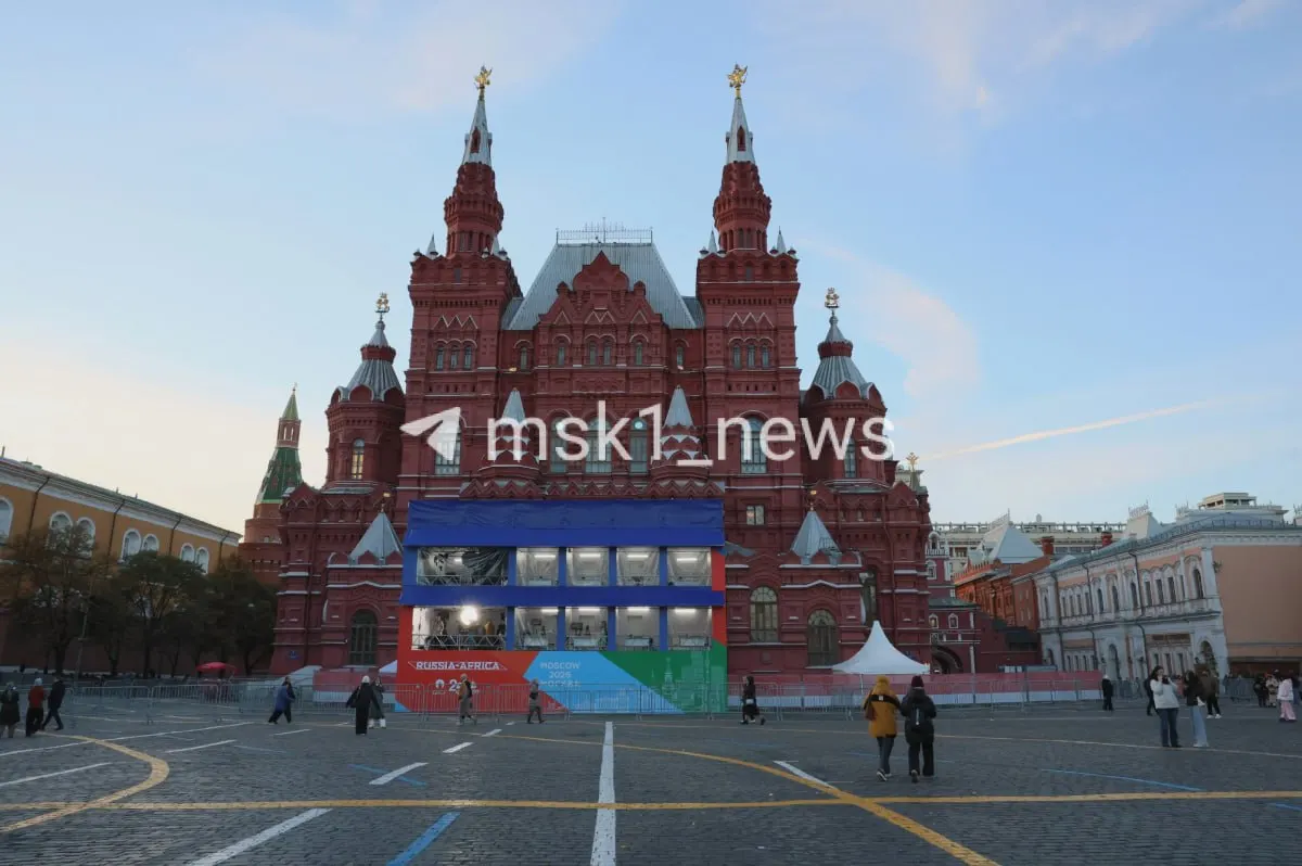 Павильон на Красной площади готовит трансляцию саммита Россия — Африка, который пройдет 28–29 октября в Гостином дворе; цель — углубление сотрудничества с африканскими странами в политике, безопасности и экономике, а также в научно-технических и культурно-гуманитарных сферах.