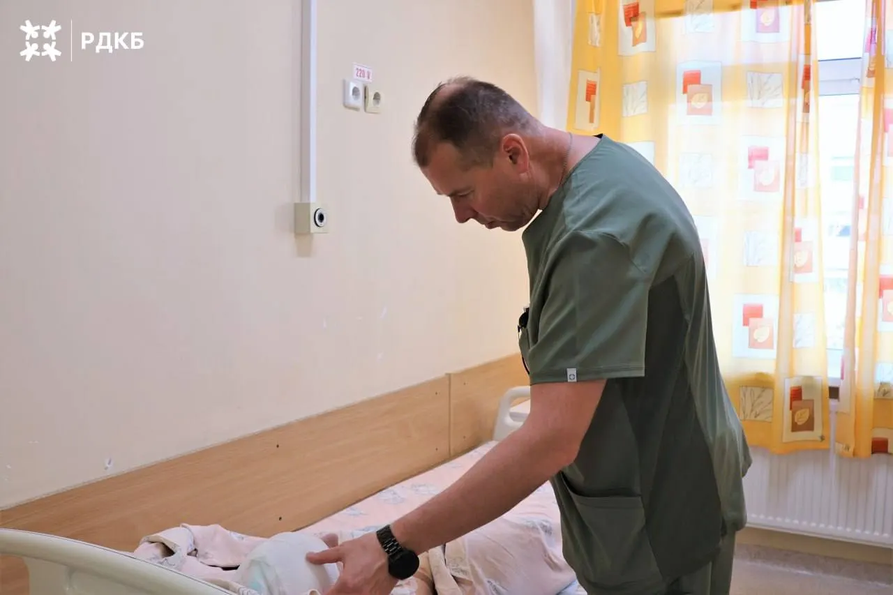 15-летний житель Солтонского района был переведен из реанимации в отделение нейрохирургии детской клиники в Москве. Он в сознании, дышит самостоятельно; состояние тяжелое, но стабильно.
