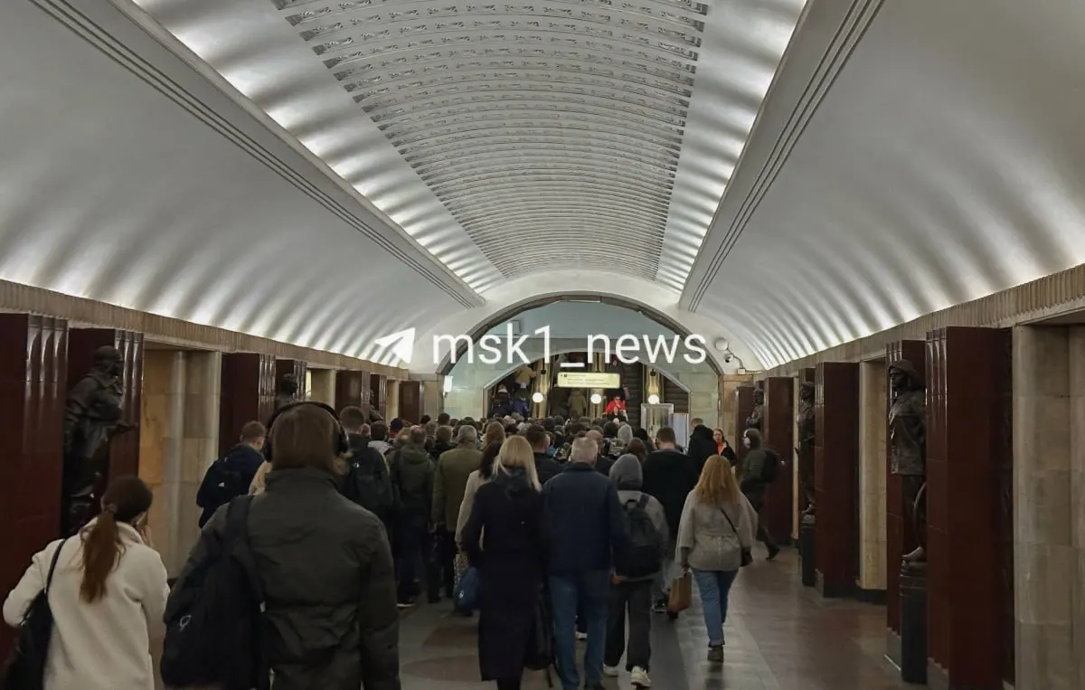 По будням доступ на вход будет ограничен с 08:35 до 09:00; возможны дополнительные ограничения при ремонте эскалатора.