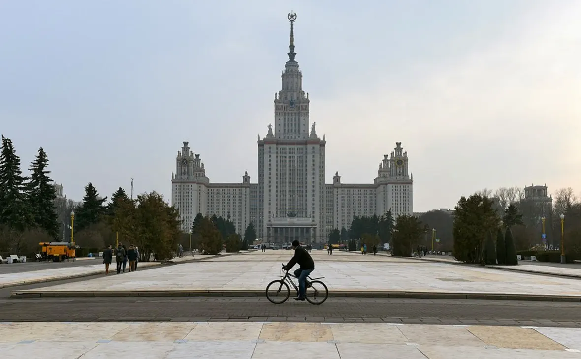 После выявления у студента случая кори на территории МГУ начались противоэпидемиологические мероприятия и вакцинация; очное обучение ограничено для непривитых.