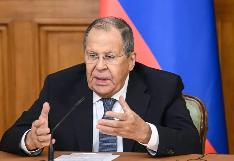 Министр иностранных дел России сообщил, что информационная кампания вокруг операции на Украине будет продолжаться и усиливаться, выразив эту мысль на встрече с главредами африканских изданий.