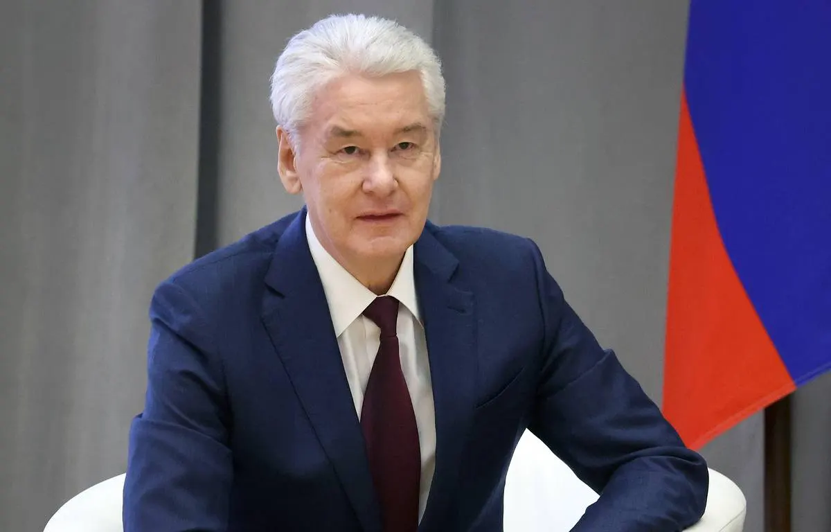 Расследование выявило перелёты семьи мэра Москвы на бизнес‑джетах в 2014–2023 годах и связь с бизнесменом Сардалом Умалатовым; также упоминаются обстоятельства поездки дочерей мэра в Турцию и прошлые эпизоды, связанные с рынком ритуальных услуг.