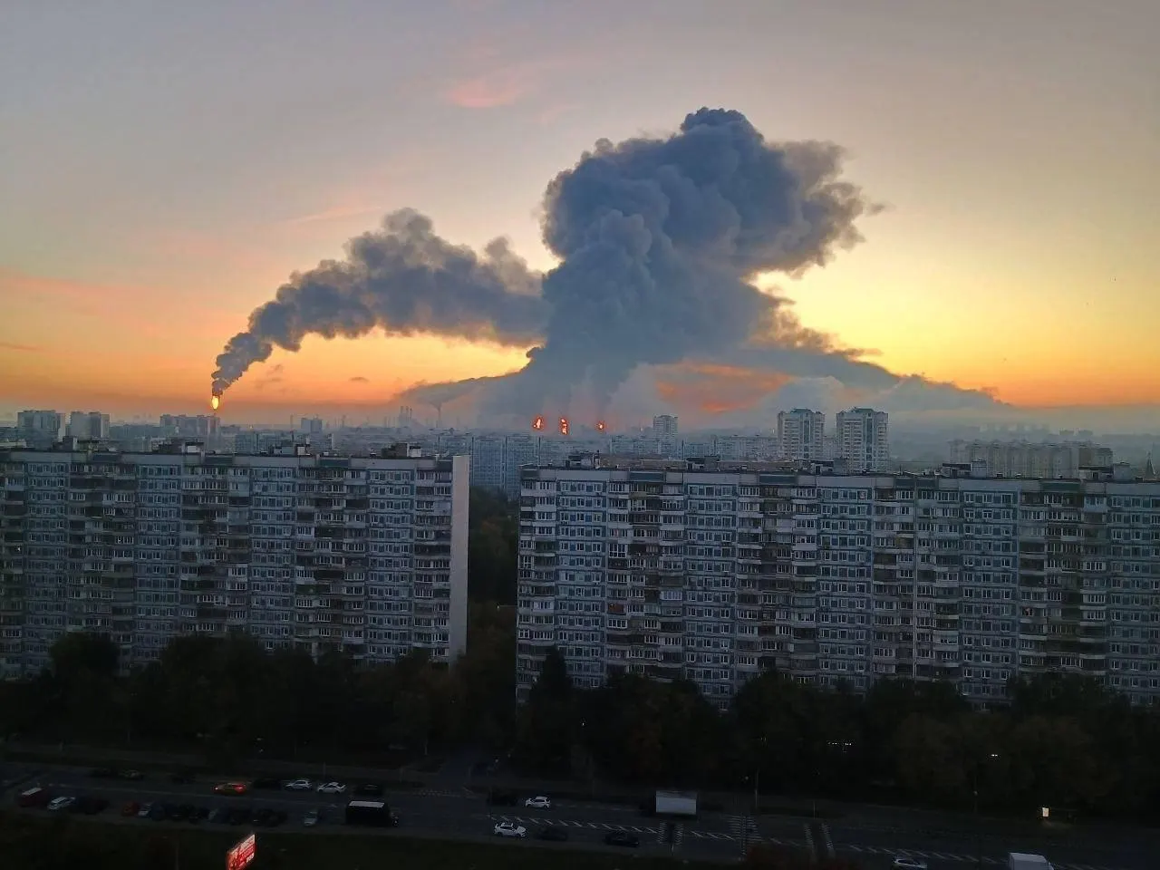После ночной атаки в Подмосковье пострадали люди, есть погибшие; зафиксированы ранения у детей; авиационные ограничения действовали в московских аэропортах.