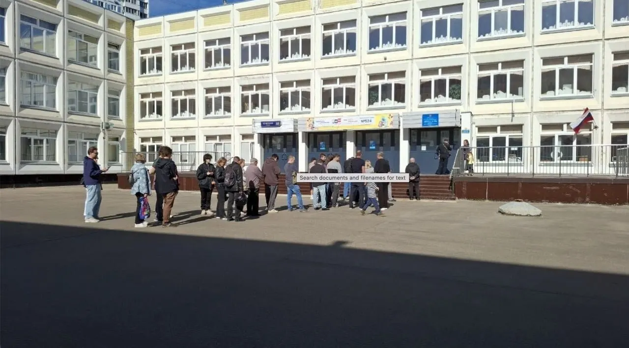 Жильцы дома по адресу ул. Кольская, 8 пришли голосовать и обнаружили, что их имена отсутствуют в списках на участке №524. По словам председателя УИК, причина — ручное добавление жильцов в дополнительный список управляющей компанией, что спровоцировало очереди.
