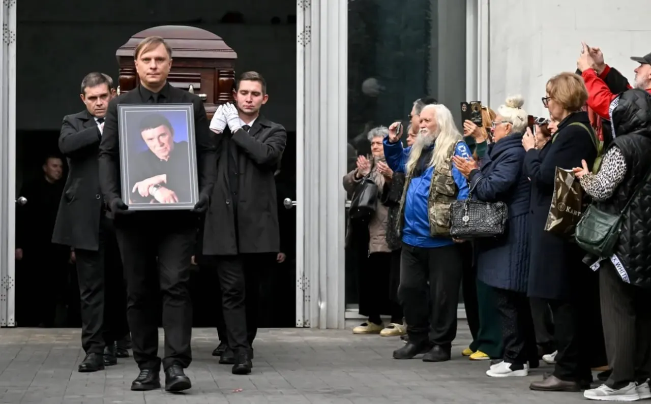 На траурной церемонии вспоминали психотерапевта и экстрасенса; семья приняла решение о захоронении в Украине.