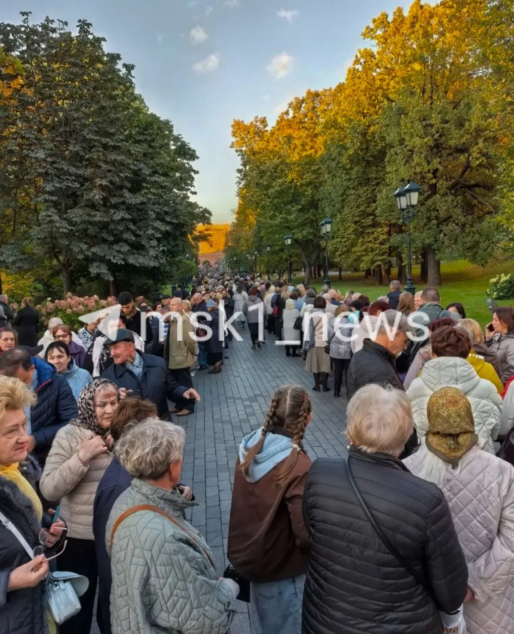 Толпа людей выстроилась вдоль Александровского сада возле Государственного кремлёвского дворца в ожидании культурного события.