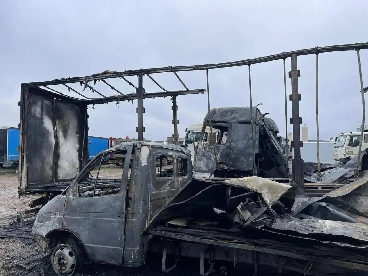 В Дурыкино (Солнечногорский район) обломки БПЛА упали на парковку; повреждены 19 автомобилей, пострадавших нет.
