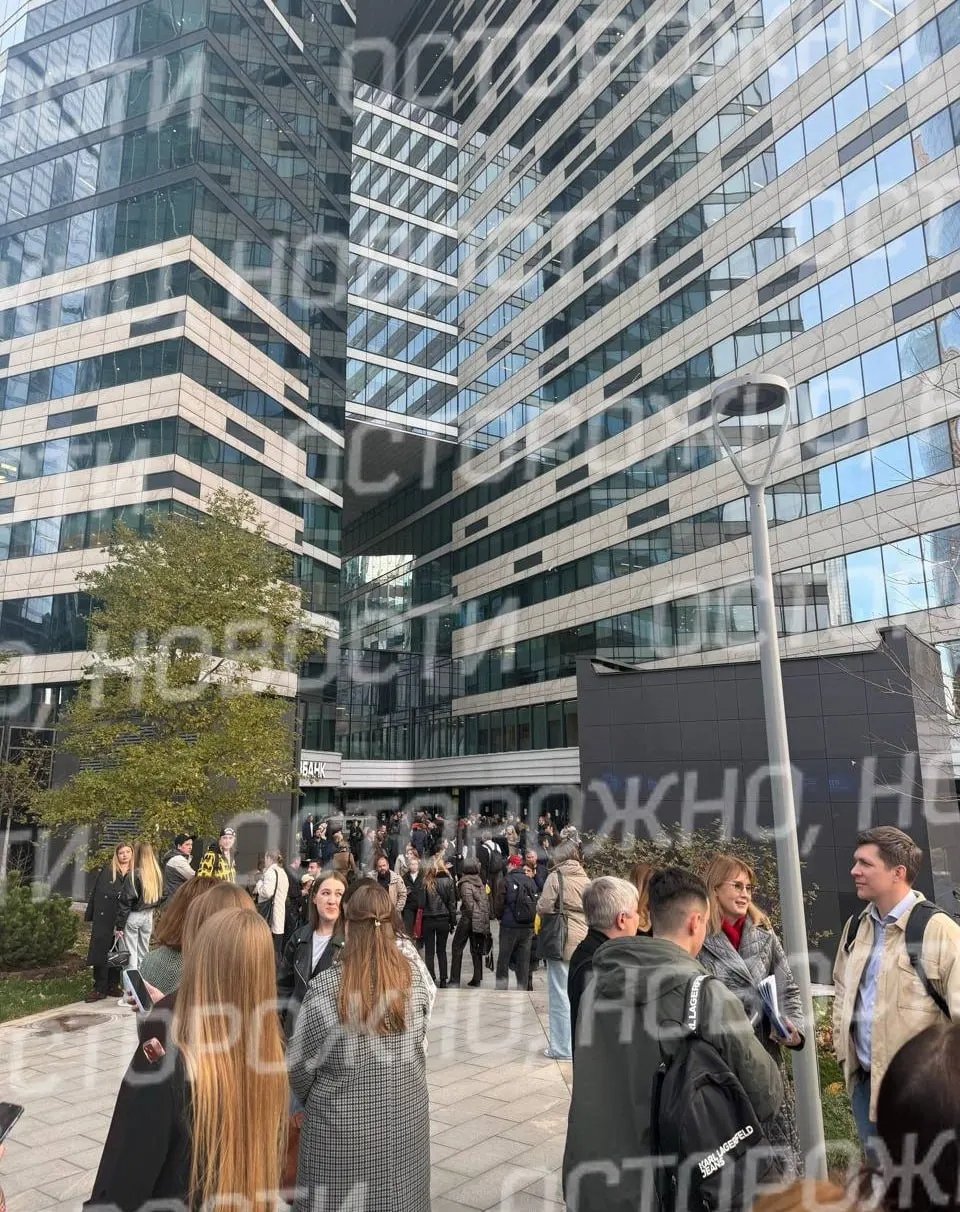 В деловом центре Москвы-Сити началась эвакуация посетителей и сотрудников башни IQ‑квартал после тревоги о беспилотной угрозе.