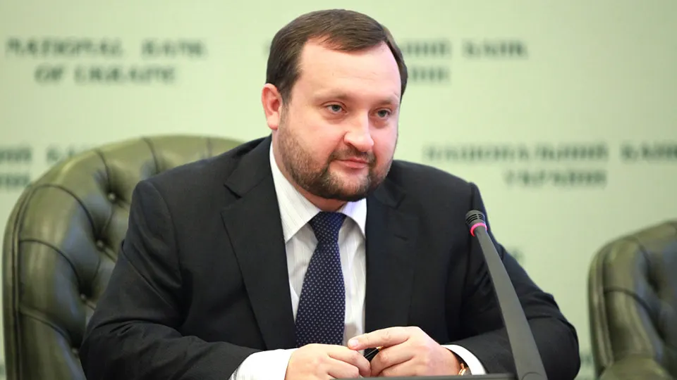 У родственников политика, который ранее проживал в России, обнаружены активы на миллиарды рублей и крупные сделки с недвижимостью в Москве; материал описывает владение и сделки, связанные с семьёй за последние годы.