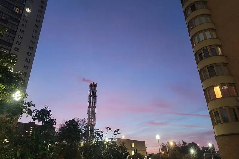 В Москве вечером небо окрасилось красками заката: розовый, фиолетовый и огненно‑красный оттенки. Снимки подчёркивают атмосферу московского вечера.