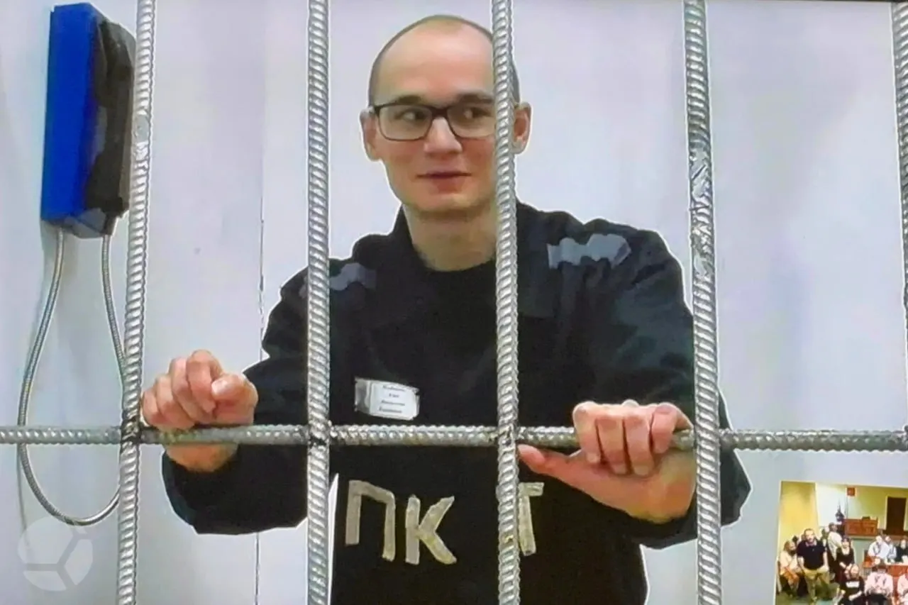 Политзаключенного Азата Мифтахова поместили в ШИЗО на 15 суток по подозрению в неубранной пыли; сейчас в режиме видеосвязи суд рассматривает жалобу на бездействие следствия.