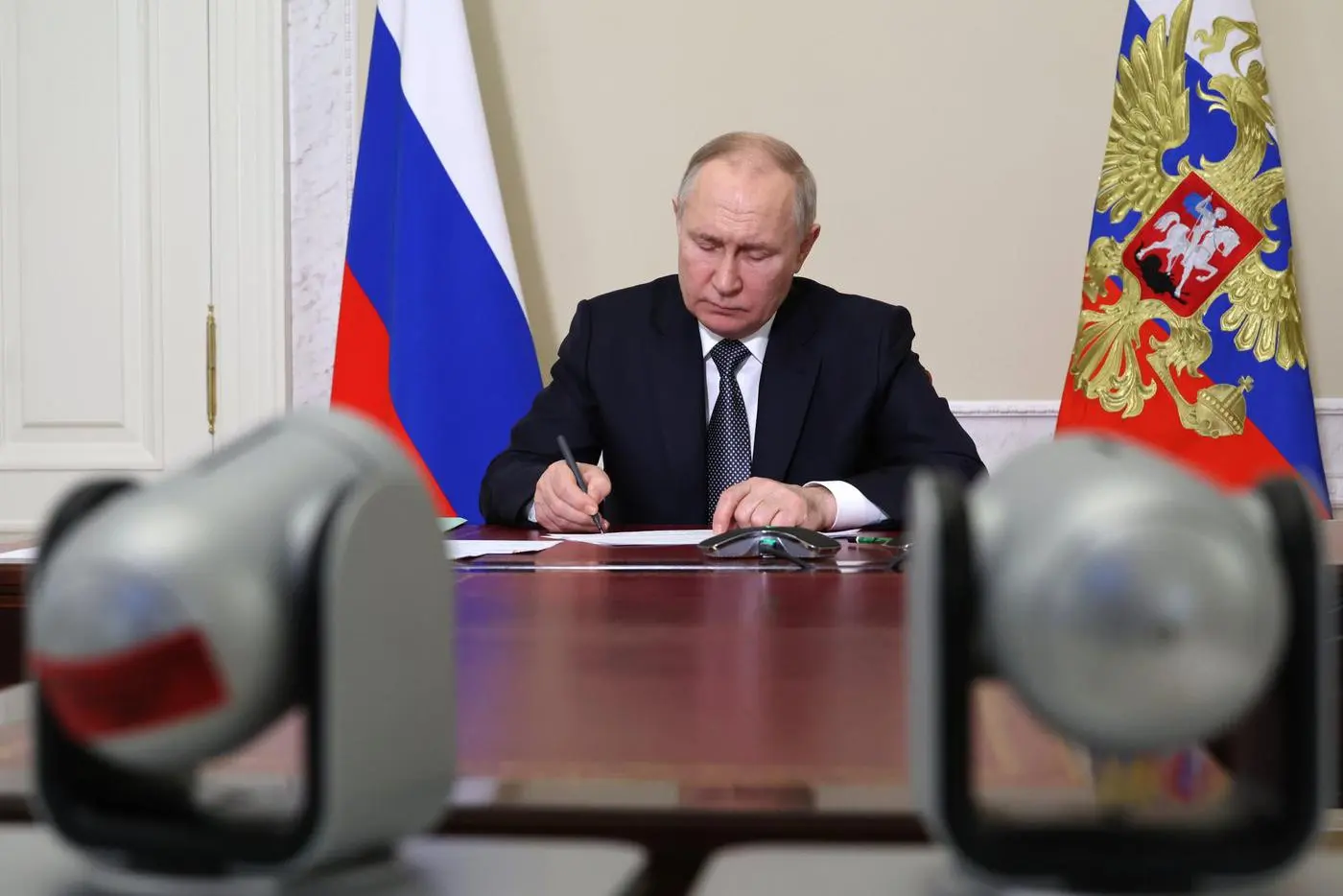Активы нескольких крупных компаний переданы под временное управление; в указе не указаны идентификационные номера компаний, что затрудняет точную идентификацию.