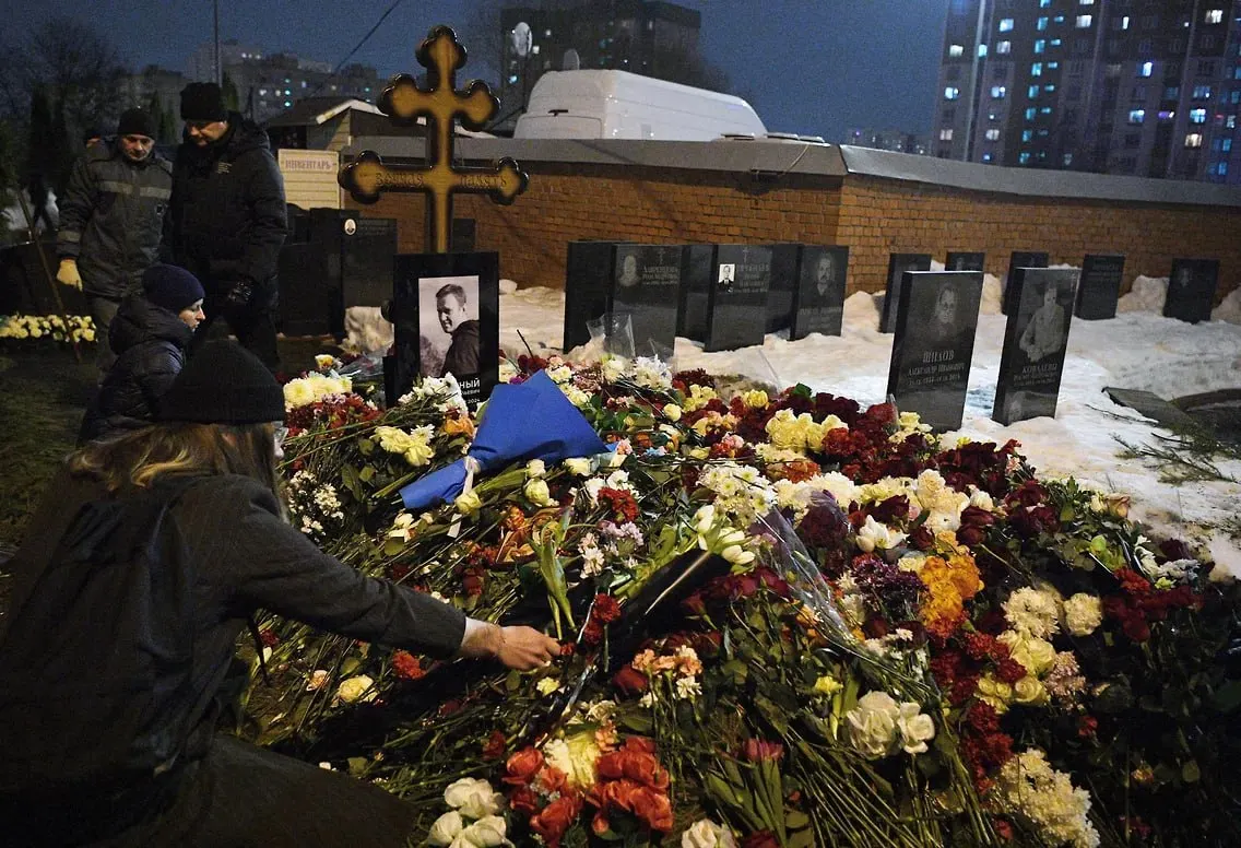 По данным доклада Мемориала, зафиксировано не менее 69 смертей политзаключённых: 63 мужчины и 6 женщин. Среди погибших — 11 граждан Украины и один гражданин Польши. Средний возраст погибших — около 51 года. Доклад подчеркивает трудности сбора полной картины по регионам и условиям содержания.