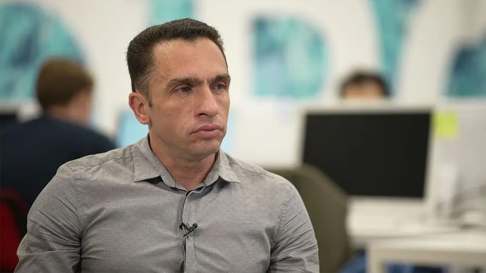 Политолога Александра Кынева перевели в другую камеру в СИЗО-4 «Медведь» в Москве — теперь там четыре сокамерника и функционирующее сантехническое оборудование.