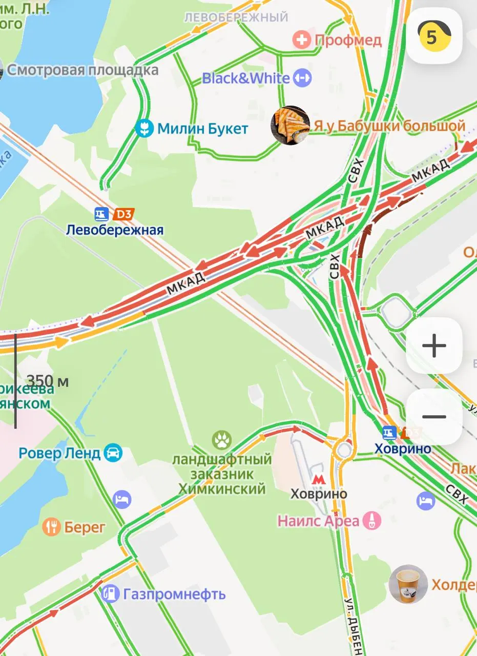 На внутренней стороне МКАД загорелся автомобиль, движение затруднено примерно на 3,5 километра. Водителям рекомендуется выбирать обходной путь.
