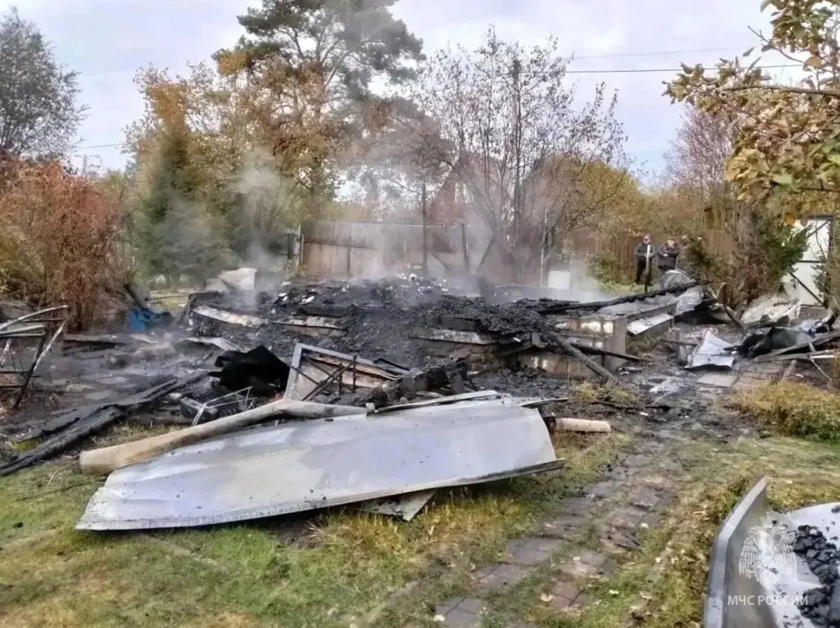 Пожар произошёл в СНТ «Станкоагрегат» в Богородском округе Подмосковья. Во время тушения нашли тела женщины 1985 года рождения и ребёнка 2023 года рождения.