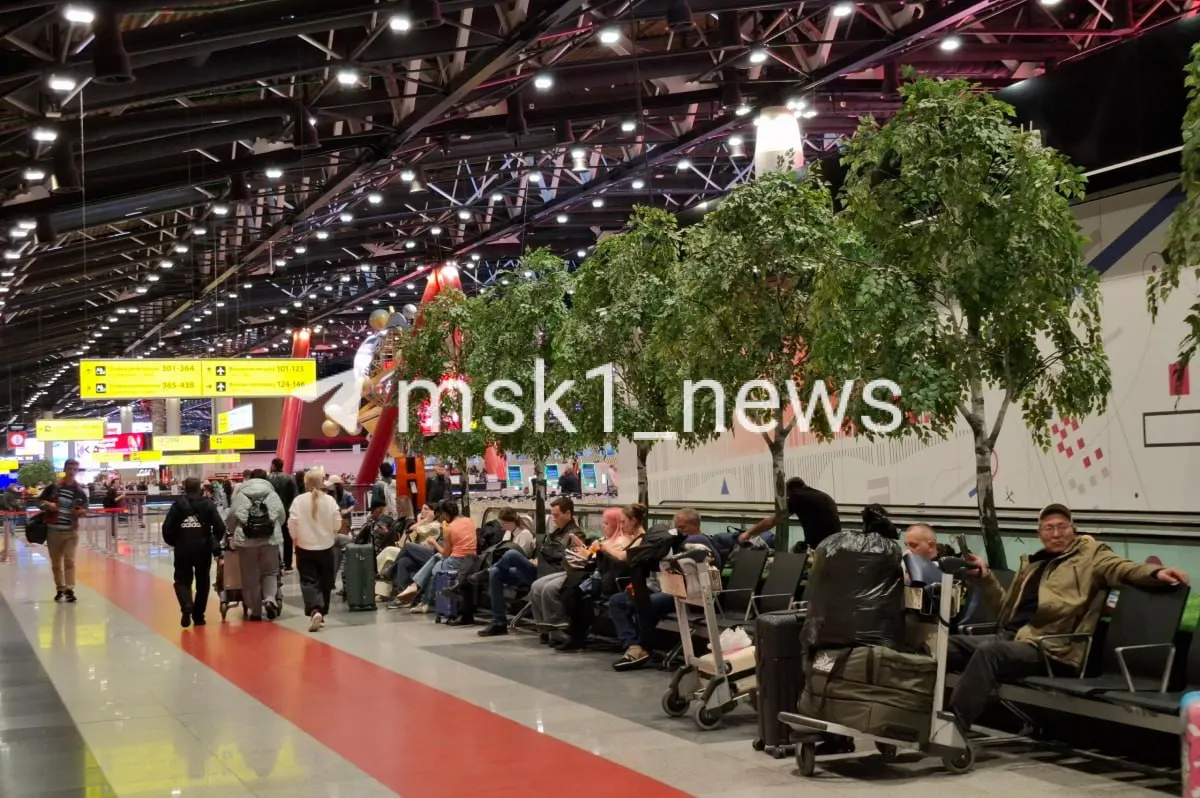 Из-за позднего прибытия самолета вылет перенесён. Пассажирам предоставляют питание и размещение, в аэропорту происходят задержки и отмены рейсов.