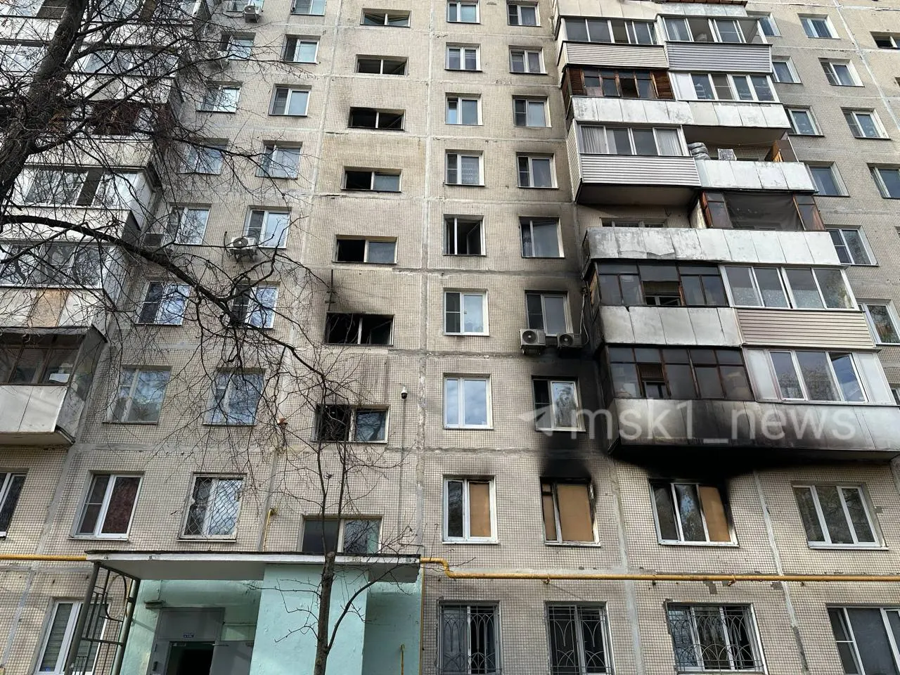 Ночью 20 октября в жилом доме на востоке Москвы произошёл пожар в одной из квартир. Погибла женщина 38 лет, её несовершеннолетний сын находится в тяжёлым состоянии в больнице.