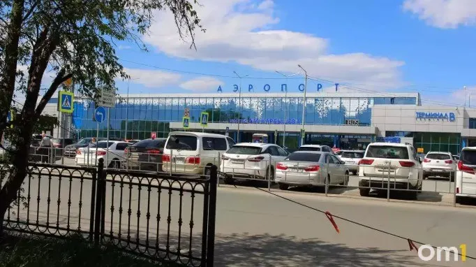 Утром 12 октября в омском аэропорту обновили расписание двух рейсов: задержка рейса в Москву примерно 5 ч 45 мин, рейс в Минеральные Воды — около 2,5 часов; пассажирам рекомендуется проверить табло аэропорта.