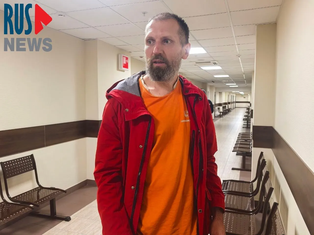Суд по делу о неповиновении полиции и несогласованном митинге прошёл без явки обвиняемого и без участия защитника; решение будет опубликовано позже.