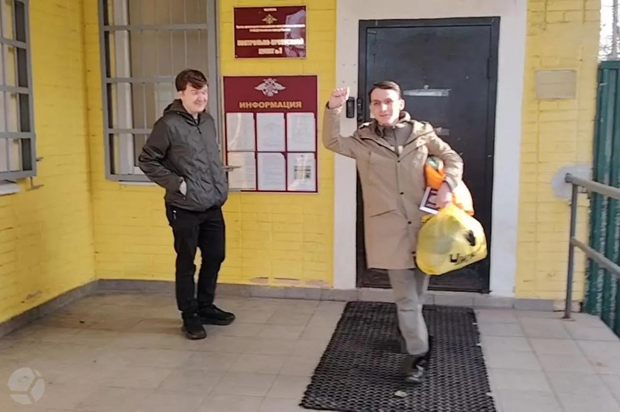 Кирилл Мартемьянов освободился из спецприёмника в Сахарово после ареста на 14 суток за участие в несогласованном митинге; сторонники называют дело политически мотивированным, а сам митинг 4 октября в Москве сопровождался задержаниями.