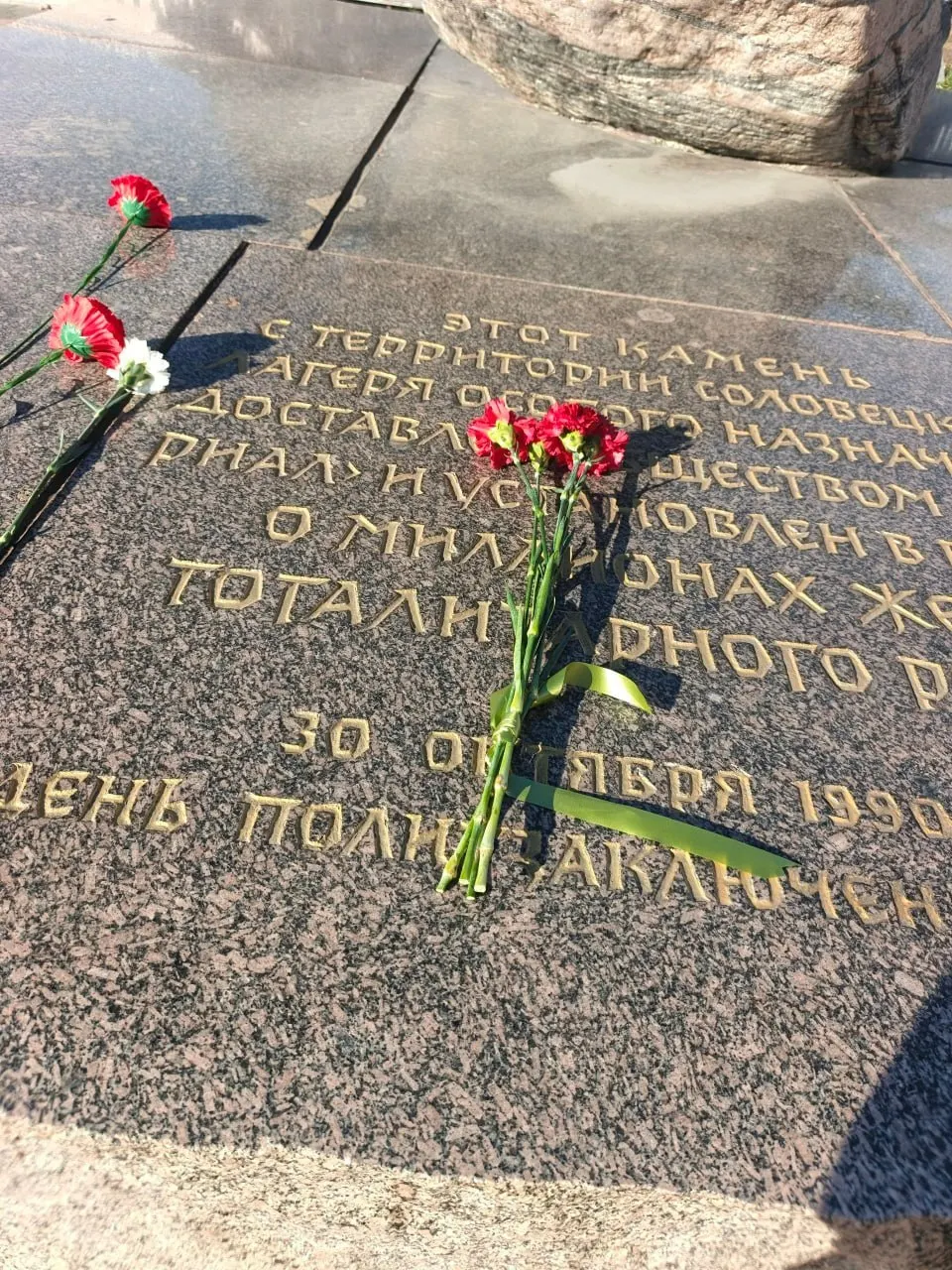 Женщина задержана в центре столицы; ей грозит протокол за неповиновение полиции после возложения цветов к Соловецкому камню.