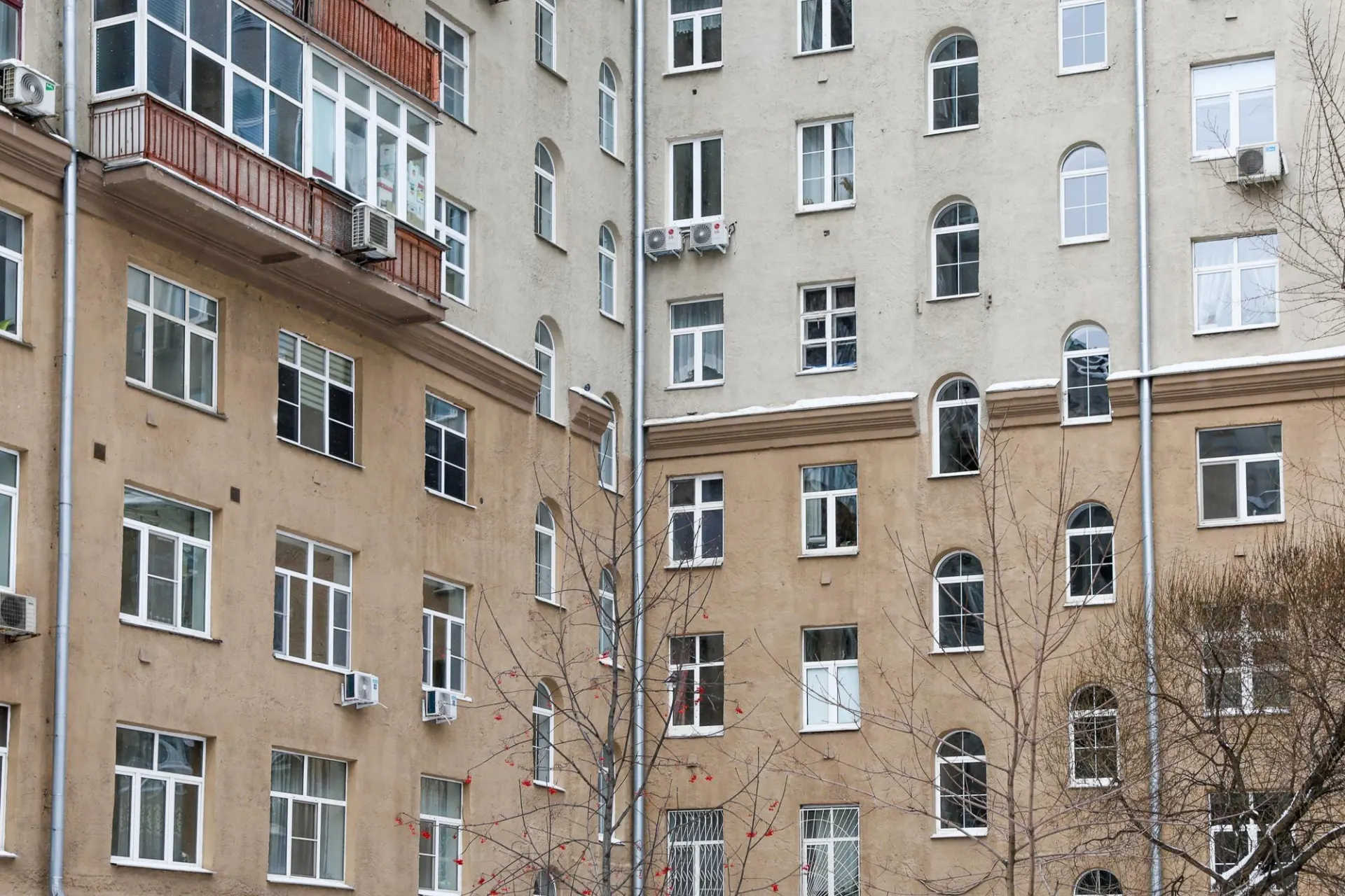 Жители Подмосковья сообщают о повторяющихся звуках, похожих на взрывы; причины пока неизвестны.