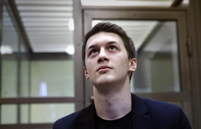 Росфинмониторинг исключил блогера Егора Жукова из перечня террористов и экстремистов; ранее он был внесён в реестр в 2019 году после ареста в Москве и обвинений в организации беспорядков и призывах к экстремизму, а затем дело по последнему обвинению прекратили. В тот же период в перечень включили журналиста Александра Невзорова; в октябре 2024 года его и Лидию Невзоровых признали экстремистским объединением.