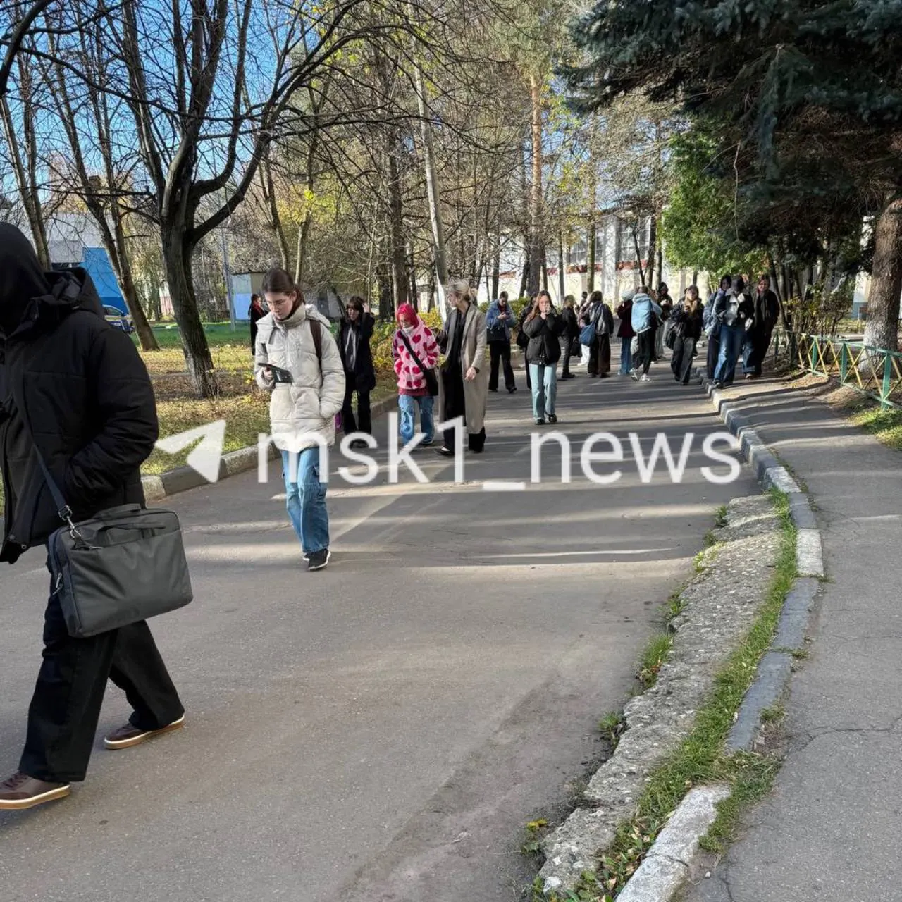 В образовательном учреждении проводится эвакуация после сообщения о минировании; задержка может составить около трех часов.