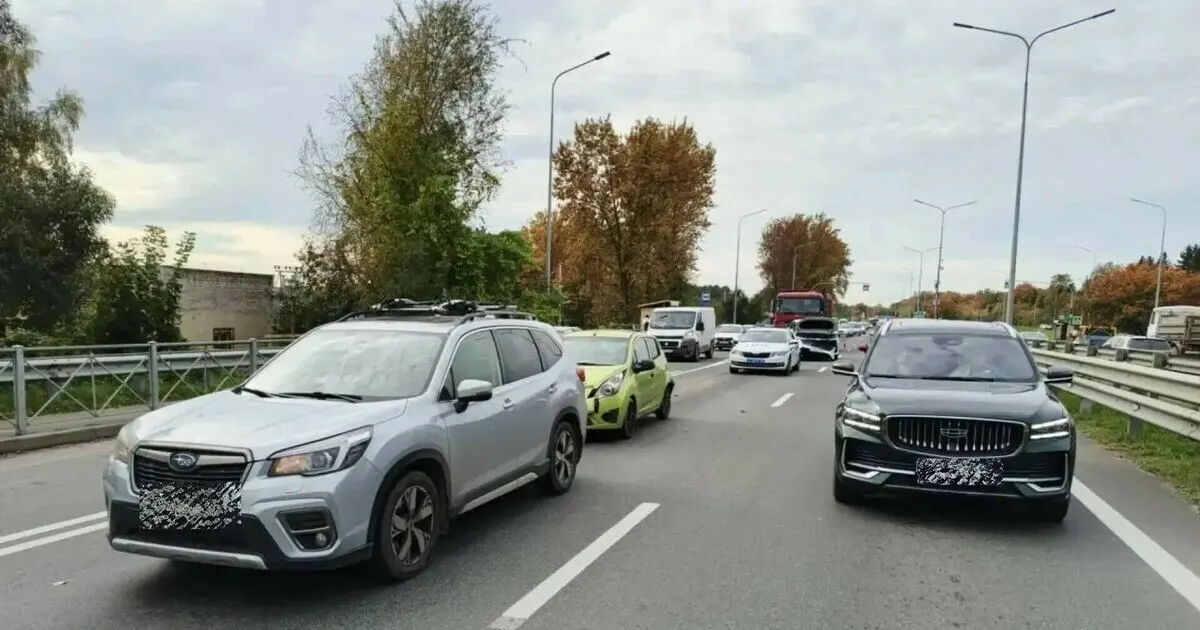 На Московском проспекте произошло столкновение четырех транспортных средств; пострадал один человек, его доставили в больницу.