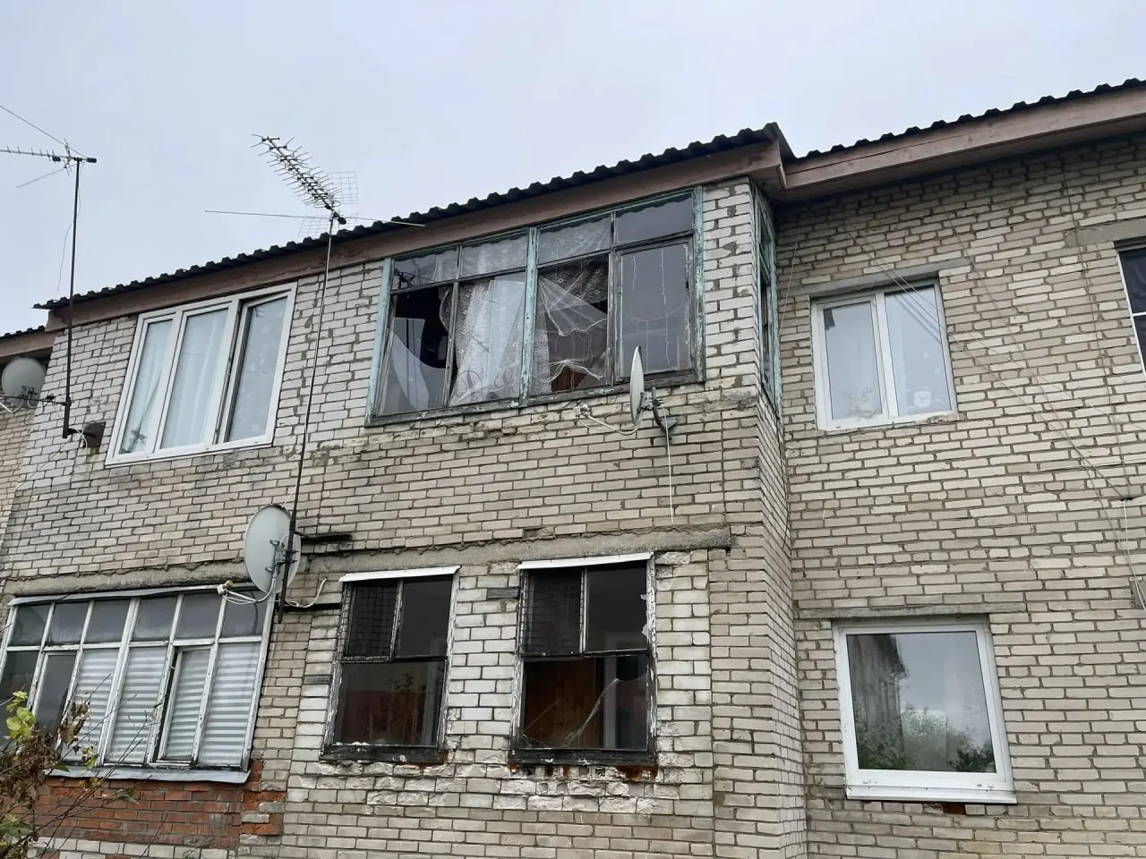 Ночное происшествие в Московской области: беспилотник повредил окна в жилых домах, специалисты организуют восстановление.