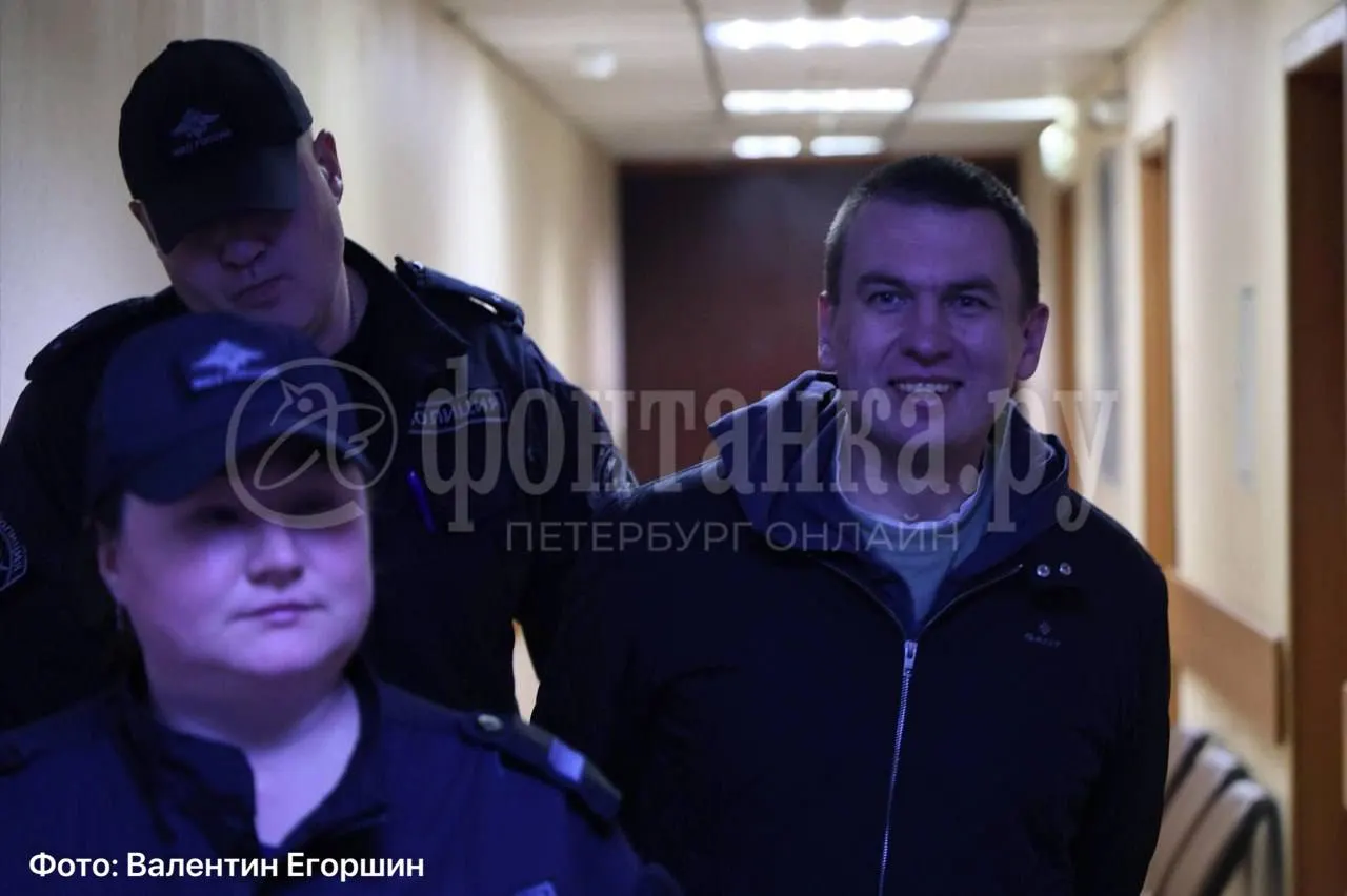 Подсудимый по делу о военных фейках появился в Приморском районном суде Санкт-Петербурга после этапирования из Москвы; он отметил условия содержания и почтовую связь, заявив, что не жалеет.