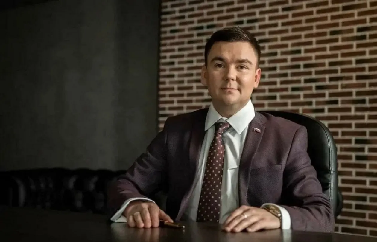 Расследование разоблачило сеть посредников, вербовавших северокорейских граждан на российские предприятия и принуждавших их к труду под жестким контролем.