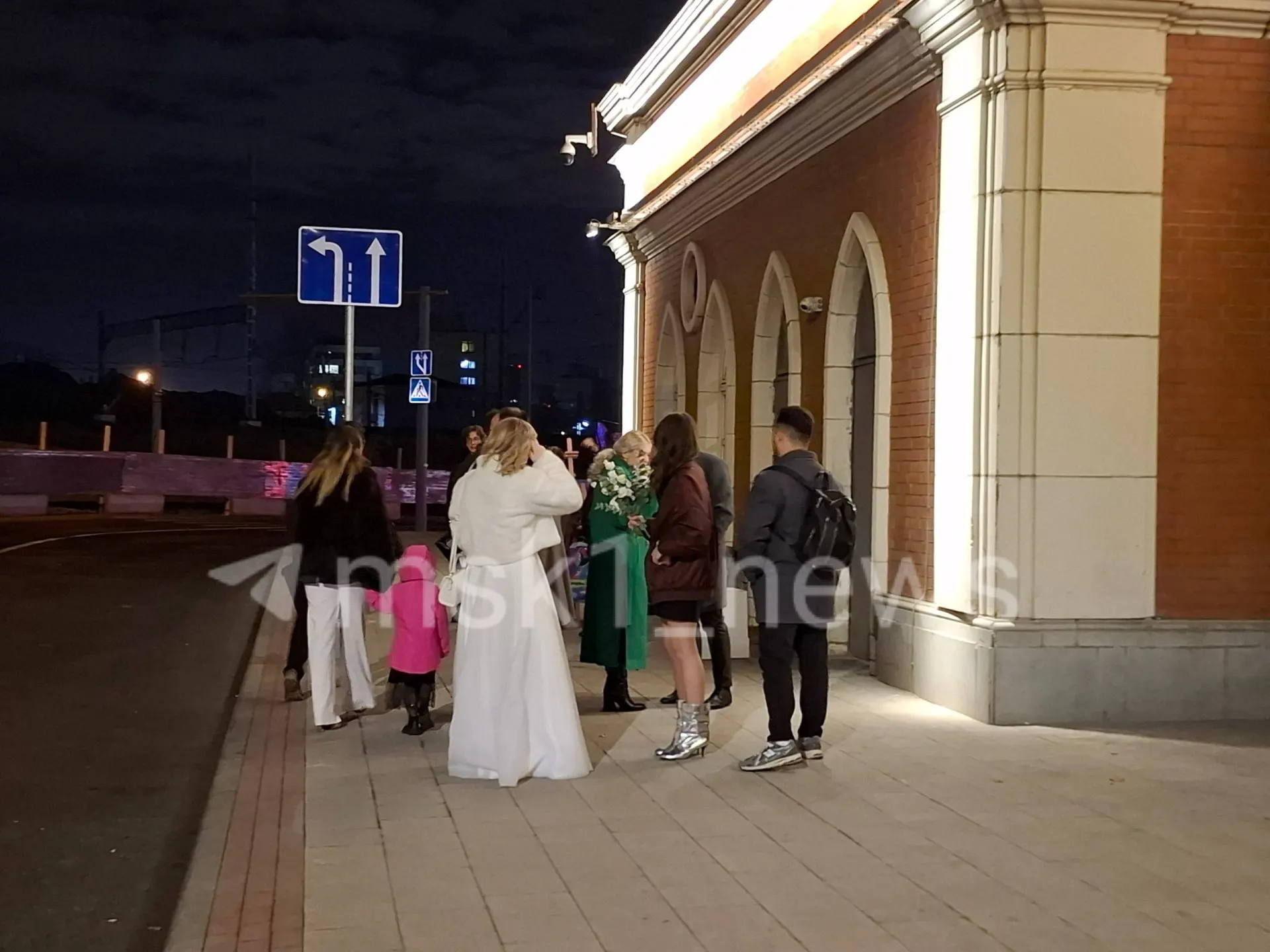 Неожиданная эвакуация оборвала празднование пятой годовщины брака в московском парке, однако пара сохраняет позитив.