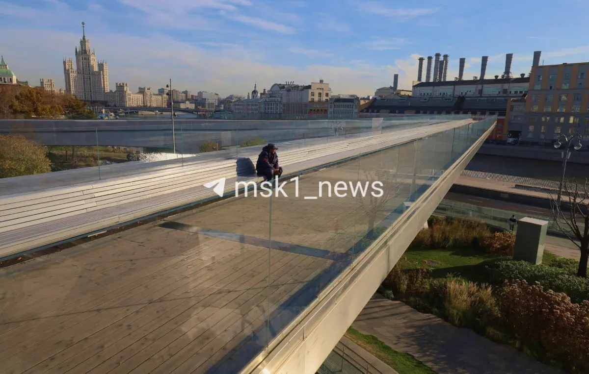 Парящий мост в парке Зарядье закрыт для посещения по указанию администрации и ФСО.