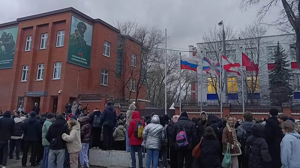 Столичные силовики усилили контроль за призывниками: проверки паспортов, задержания и отправка в сборные пункты. Разбираемся в ситуации и как реагируют горожане.