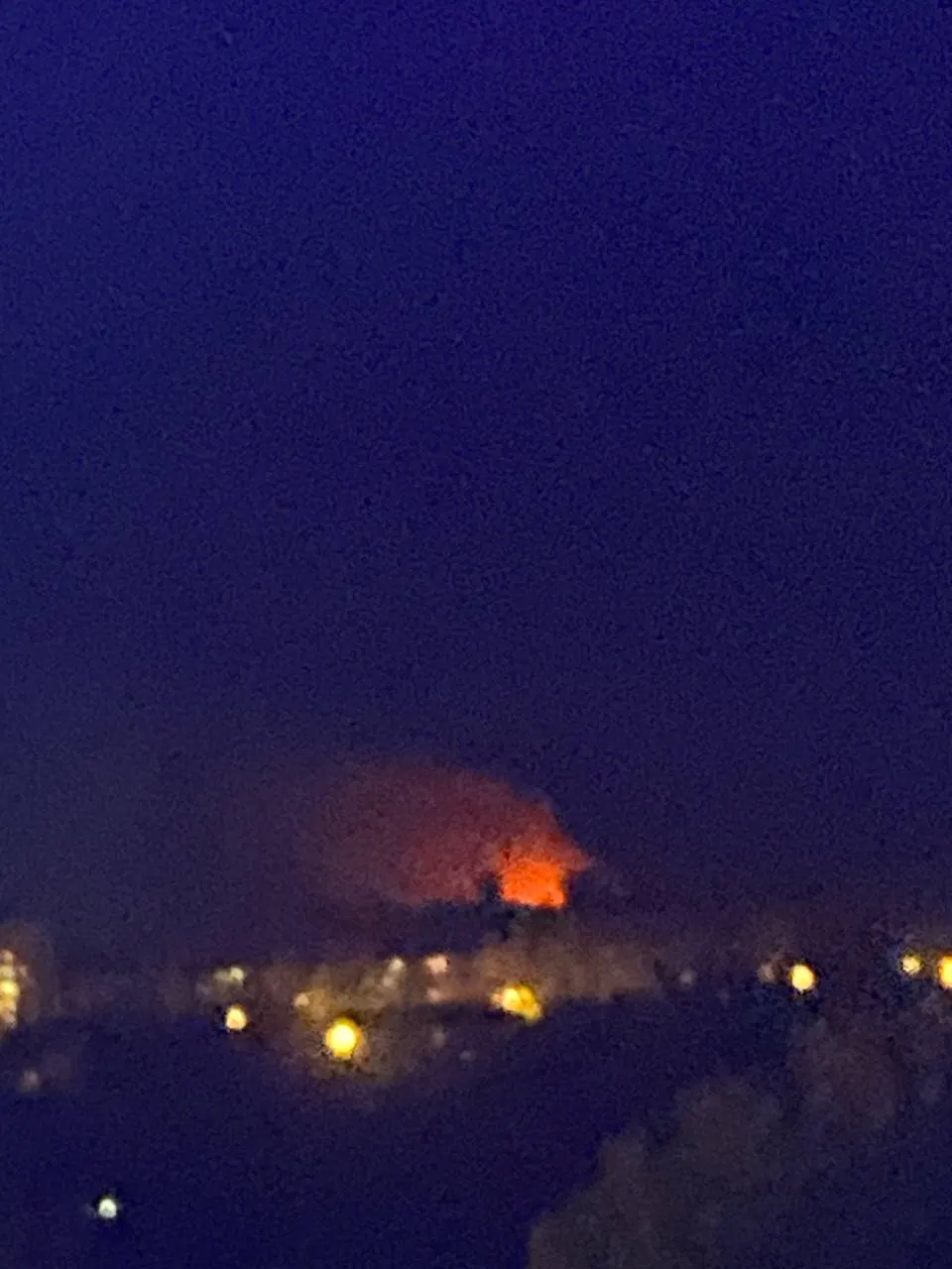 Два взрыва возле дачного участка в Краснозаводске вызвали тряску дома, над зоной заметен столб дыма. Экстренные службы уточняют обстоятельства.
