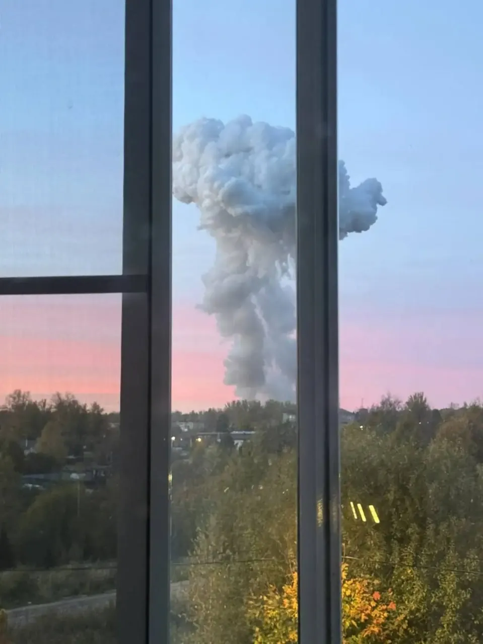 По словам очевидцев, на территории химического завода в Подмосковье произошёл взрыв; началась эвакуация, официальных данных о жертвах пока нет.