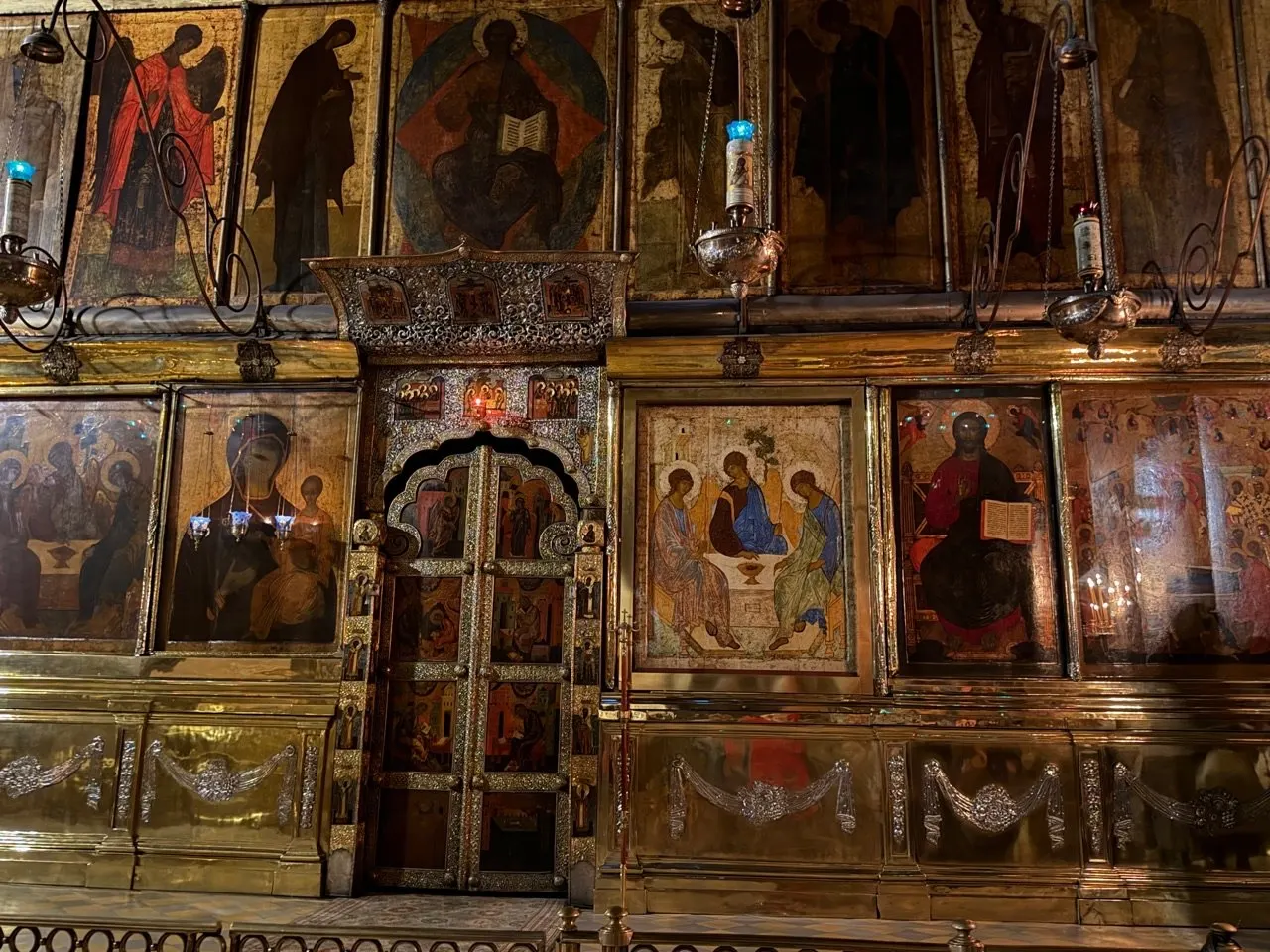 Икону вернули на место в Троице-Сергиевой лавре после обследования витрины; на время работ витрину заменяли копией.