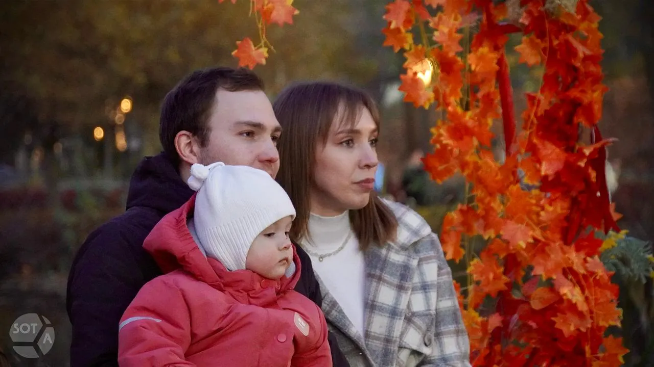 Осенний фестиваль Октоберфест на ВДНХ подходит к концу; гости наслаждаются тыквами, мастер-классами и увлекательной игрой Мафию.