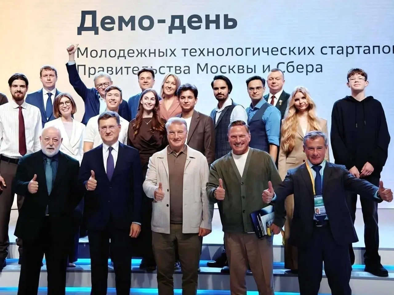 Юные разработчики презентовали проекты в медицине, робототехнике и образовании; среди участников — 13‑летний Фёдор Степин с ИИ‑платформой «История Live»