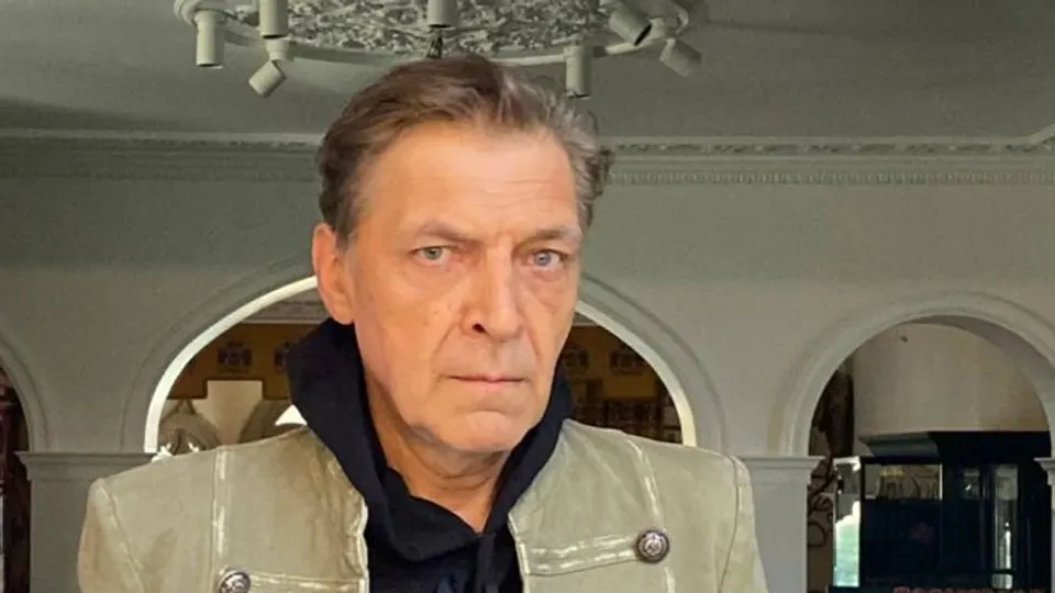 Российский журналист Александр Невзоров столкнулся с уголовным преследованием и конфискациями имущества после начала вторжения в Украину; он получил гражданство Украины и продолжает критиковать власть.