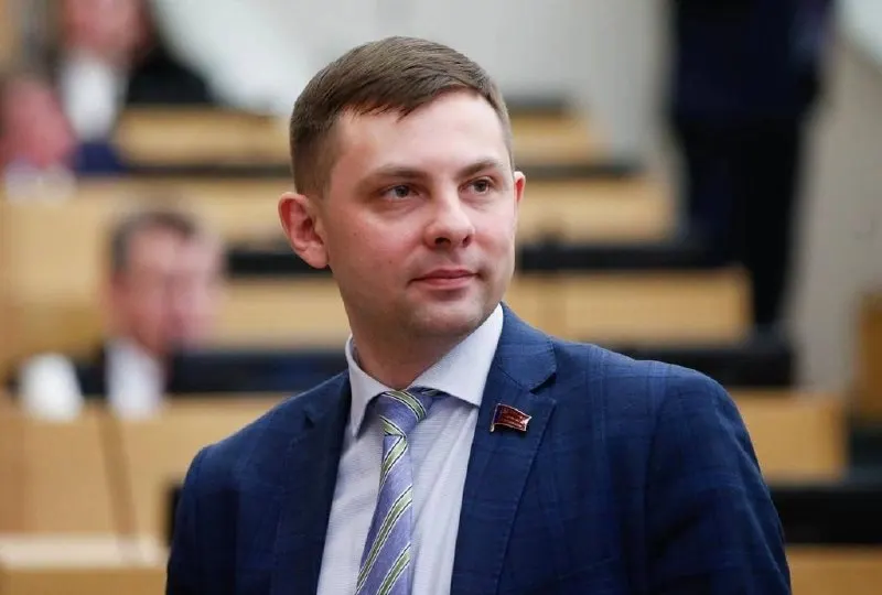 Силовики задержали известного оппозиционера в московском аэропорту; ему предъявлено обвинение в оправдании терроризма на фоне публикаций в соцсетях, поддерживающих известных оппозиционных деятелей.