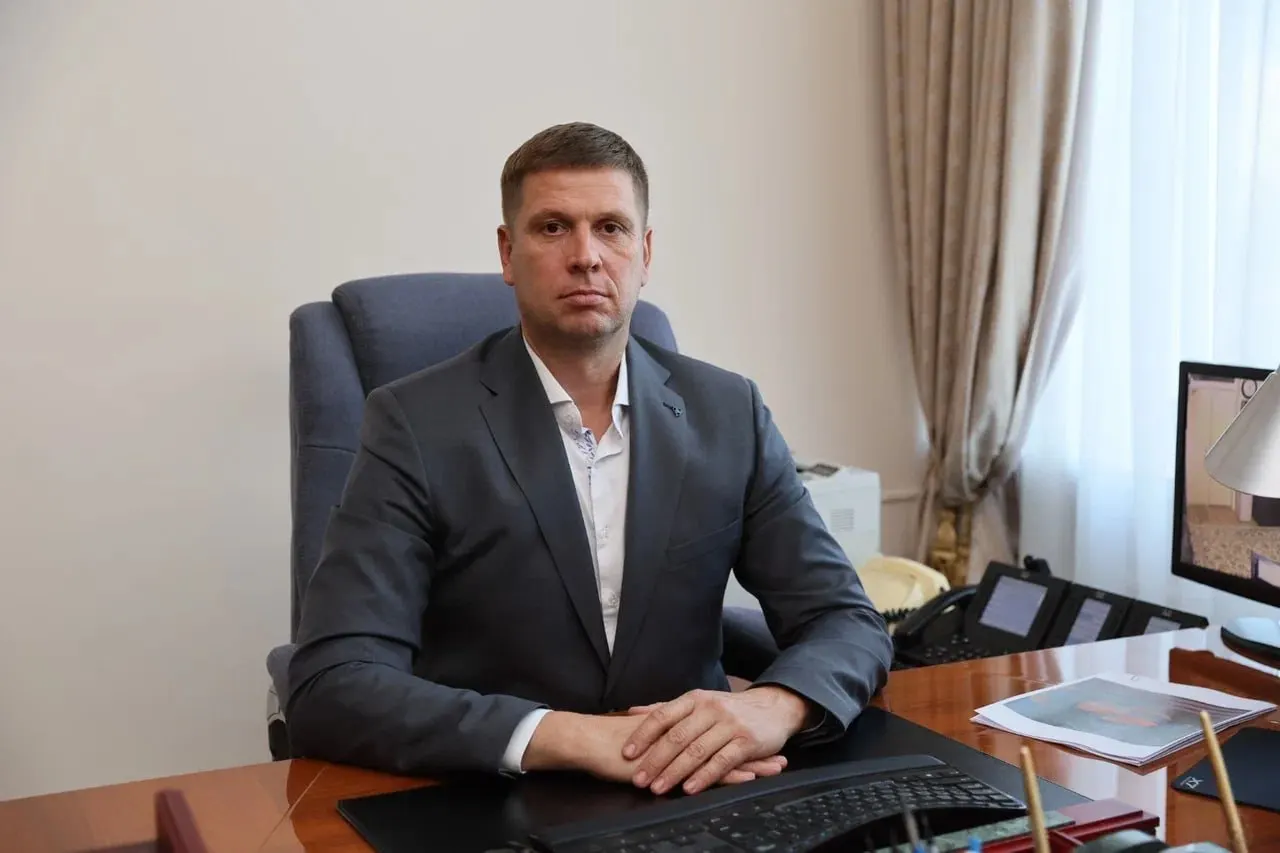 В краевой администрации проводят следственные мероприятия в отношении близкого к губернатору Антона Казанова; официальных комментариев пока нет.