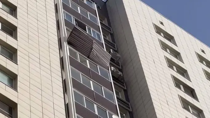 После взрыва в квартире на Белорусской улице пострадавших нет; на месте работают экстренные службы.